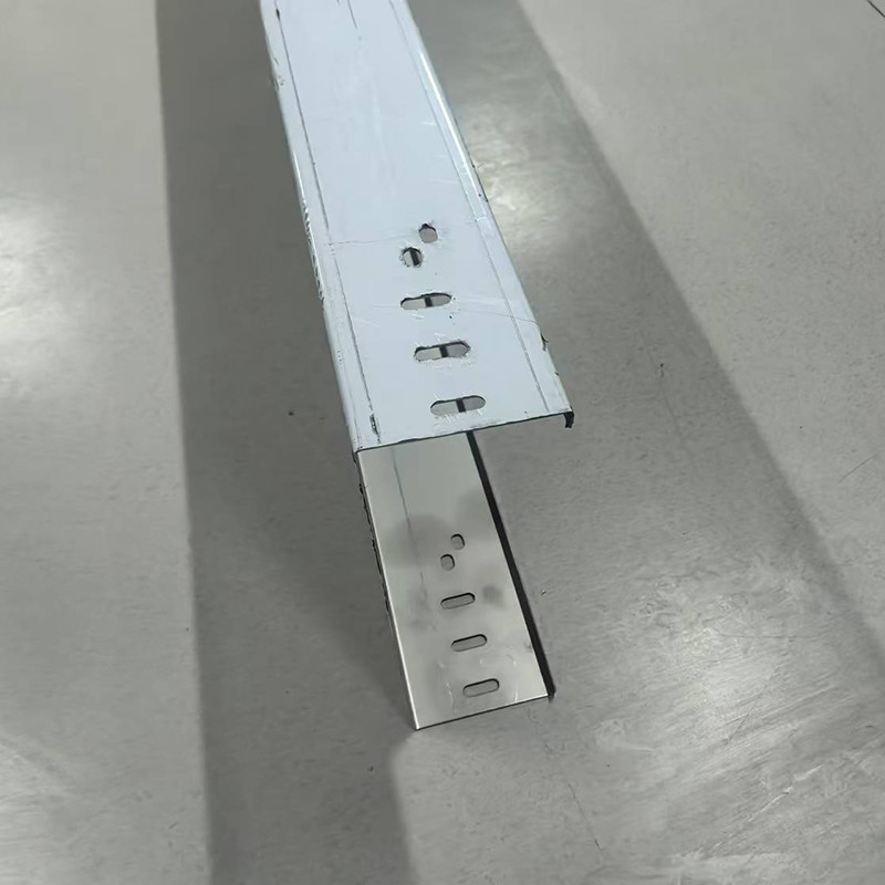 चांदी स्टेनलेस स्टील केबल ट्रे औद्योगिक दीवार घुड़सवार या निलंबित 50mm-1000mm ऊंचाई