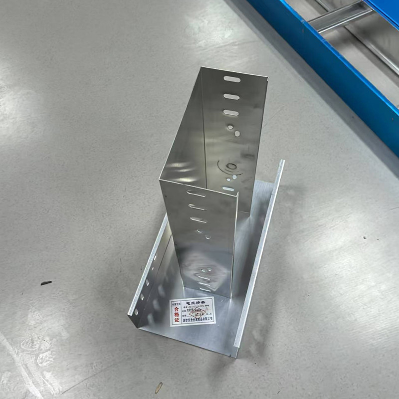 Medium Duty Load Aluminum Cable Tray with Wall Mounted / Floor Mounted Installation 1.0mm-3.0mm Thickness